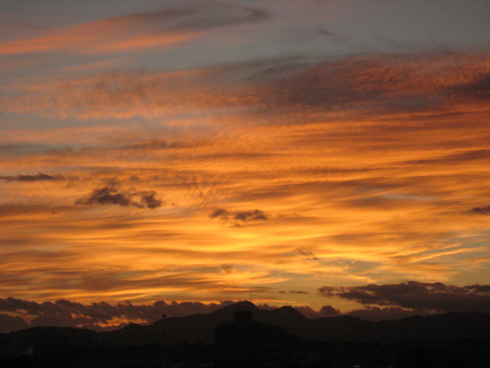 ガレージから見た奇麗な朝焼け。鮮やかなオレンジ色が黄色へと変身していきます