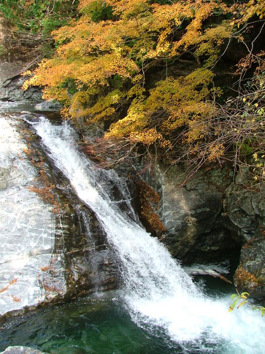 御手洗渓谷の入口にある最初の滝です。ここで記念写真を撮る人が多かったですね