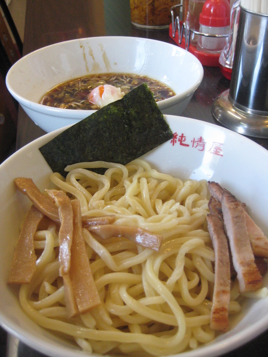 家人が注文した醤油味のつけ麺です