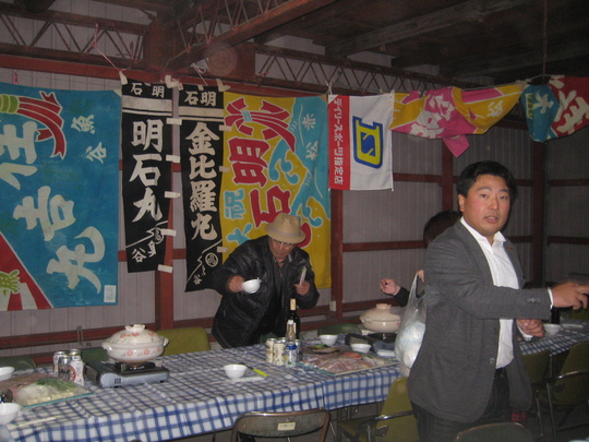 表彰式はガレージに中で行われました