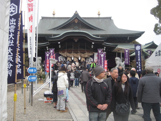 南海高野線、初芝駅から徒歩約15分のところにある出雲大社大阪分祠。初詣の人で大変なにぎわいでした