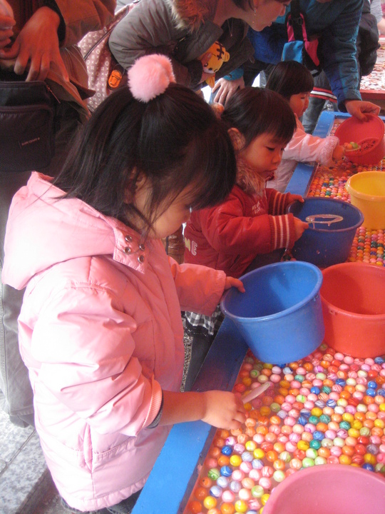 スーパーボールすくいに夢中の孫たち