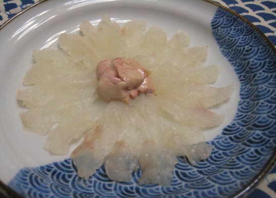 薄造りの中央に肝を添えてみました。この肝の食感が忘れられません