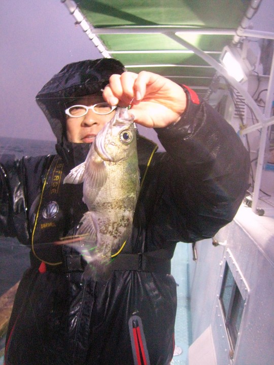 今回、春日丸に連れて行っていただいた阪神沖釣クラブの顧問、南村さんです。型のいいメバルを15匹も釣っておられました
