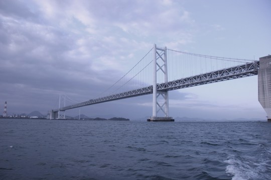 瀬戸大橋を渡って…。いえ、渡ってません。船から眺めただけでした