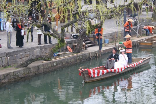 新郎、新婦が小船に乗って船出です。嬉しそうでした