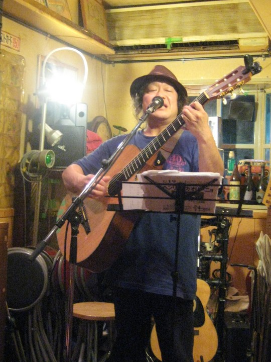 熱演中のカオリーニョ藤原さん。ラフなスタイルでいかにも大阪らしくていいですね