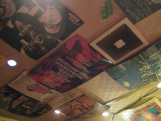 壁や天井には、ポスターがベタベタ