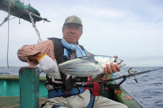釣ったのはこの人だけ。2kg余りのカツオでした