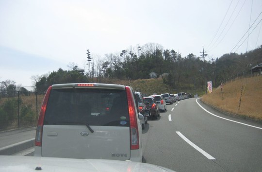 駐車場へ入るまでに、こんな行列です。平日でこれだから休日は…