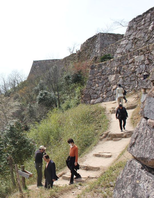 この城壁を見て、沖縄の今帰仁城を連想しました