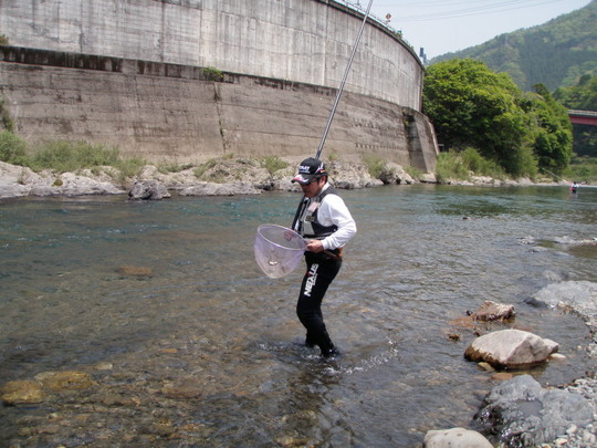 キャッチが下手なところを写さないで、風にあおられたんですよ。